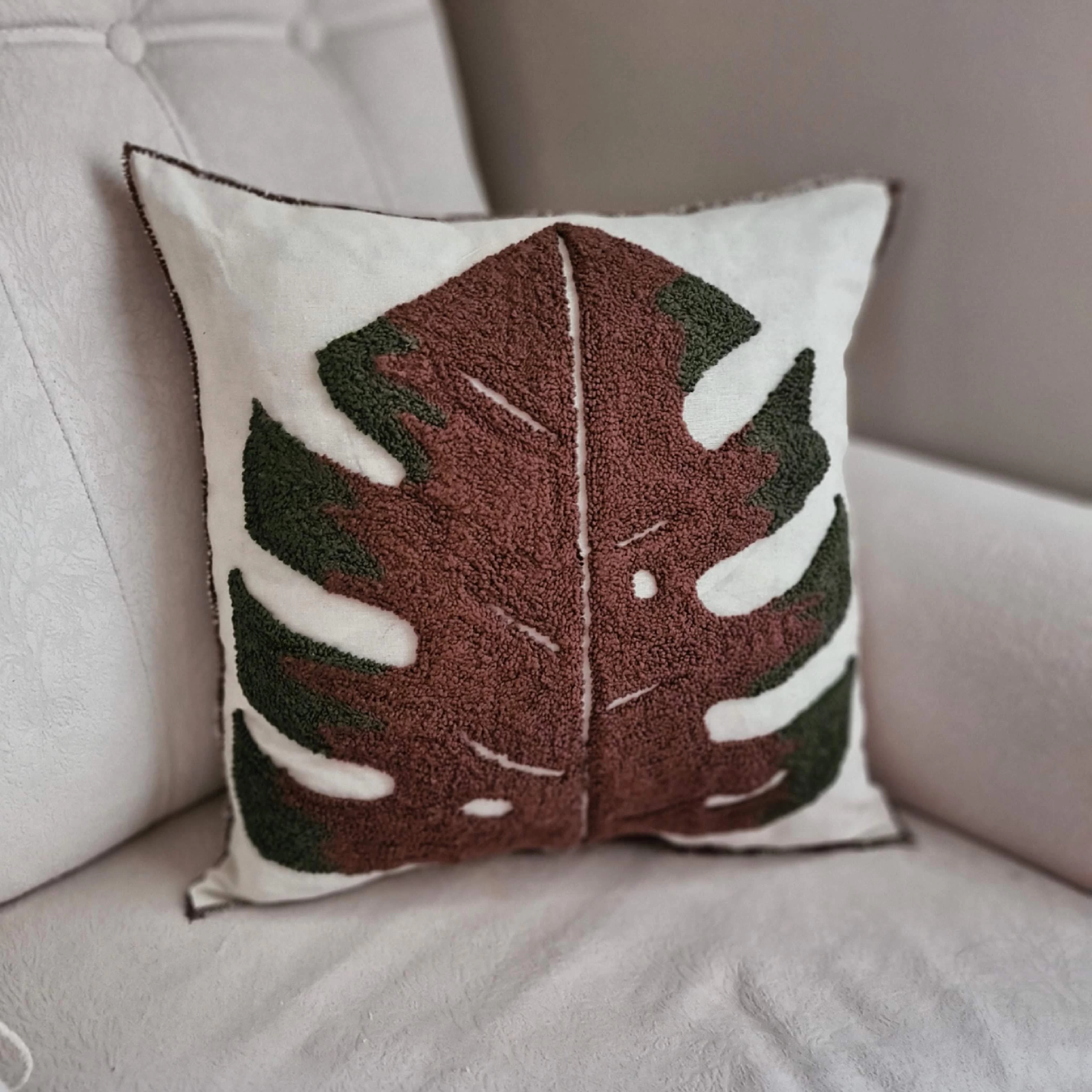 Monstera işlemeli Punch Kırlent