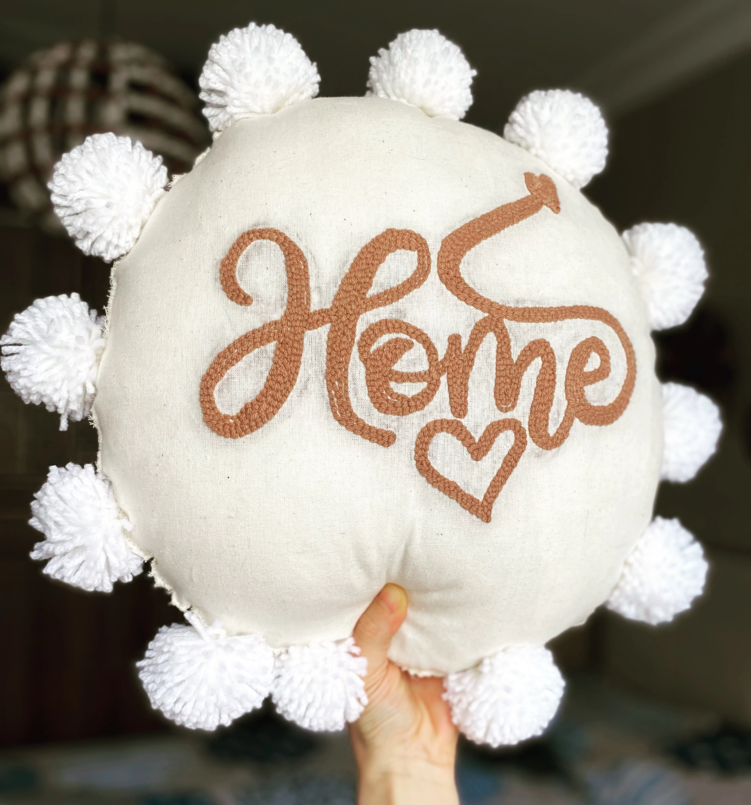 Home yazılı Ponponlu Punch işlemeli Yuvarlak Kırlent